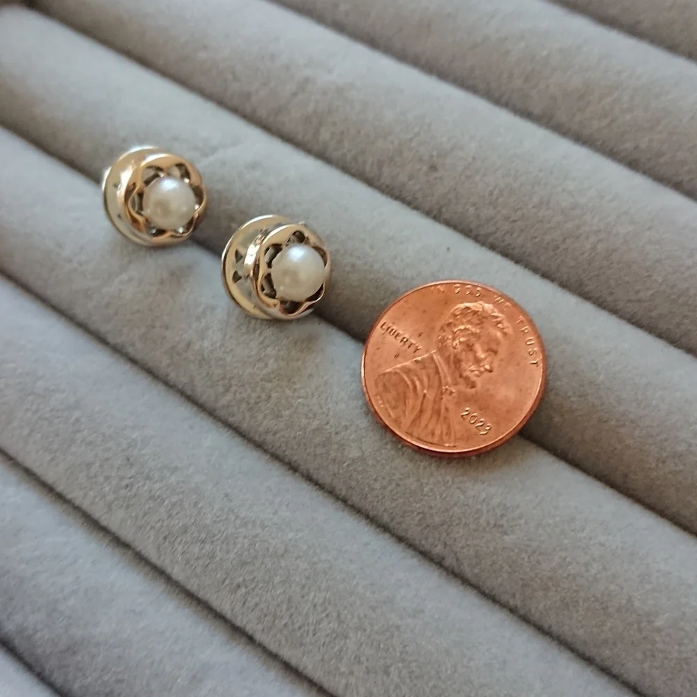 Faux pearl brooch/pins